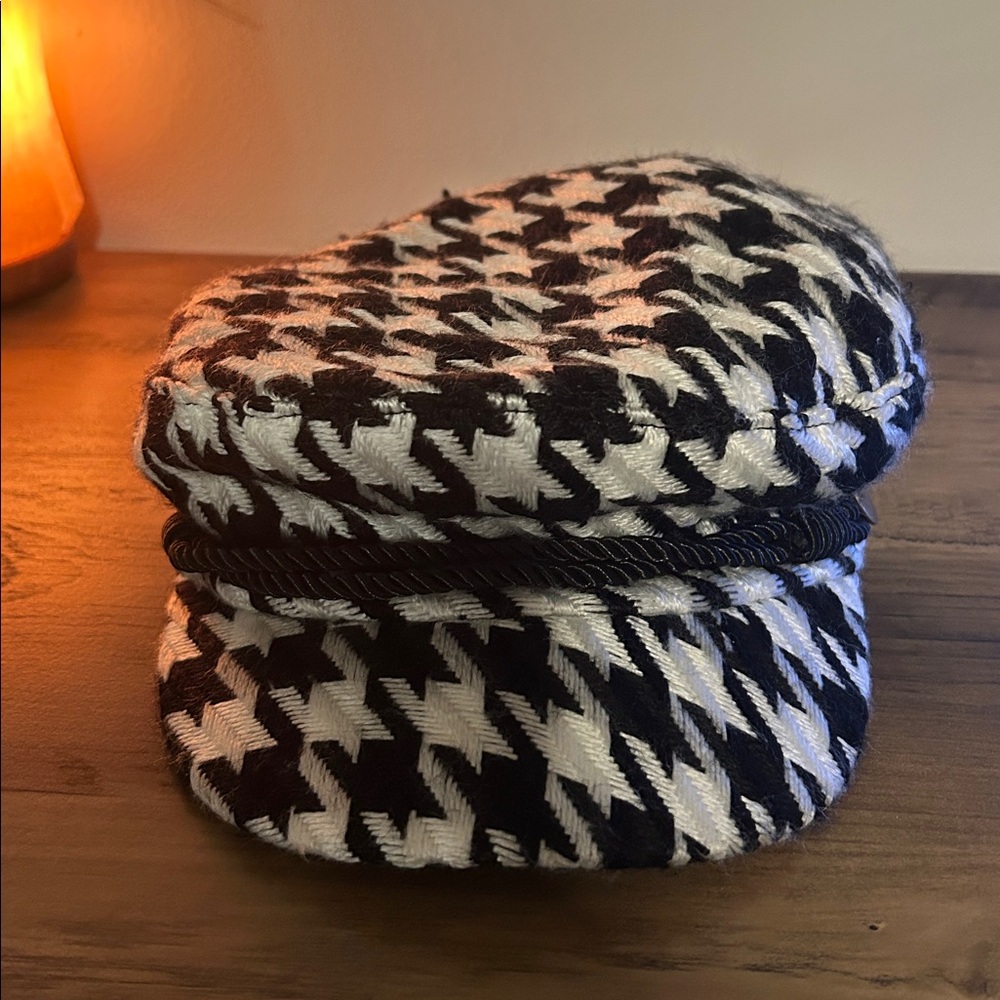 Time and Tru Black and White Patterned Cap